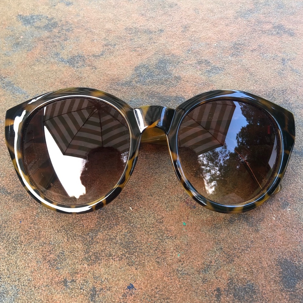 [𝔹𝕆𝔾𝕆] Oversized Tortoise Sunglasses